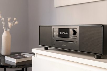 Černý matný vše v jednom hi-fi systém Sonoro Prestige, čelní panel s centrálním displejem, velkým pravým ovladačem a reproduktory s mřížkou