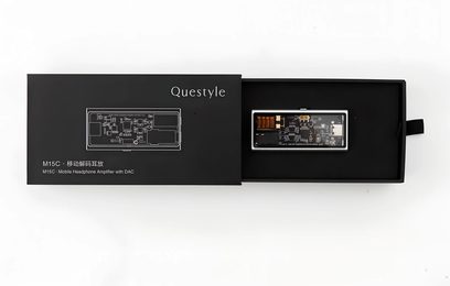 Hi-fi slúchadlový predzosilňovač M15C s DAC, pohľad zhora, priehľadné obdĺžnikové puzdro, viditeľné vnútorné obvody, čierne balenie
