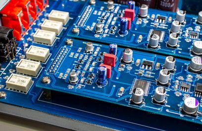 Nærbillede af indersiden af en Nuprime AMG HPA hovedtelefon-forforstærker, der viser et blåt printplade med mange elektroniske komponenter