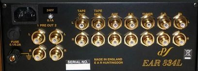 Stereo předzesilovač EAR Yoshino 834L chrom, čelní panel se zlatými tlačítky, RCA konektory a vypínačem, pohled zepředu
