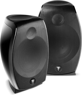 Focal Sib Evo Dolby Atmos 2.0 Lautsprecher in Schwarz, Frontalansicht, einer von vorne und einer von hinten, abgerundete Form, schwarzes Gitter