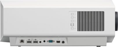 Videoprojektor Sony VPL-XW7000ES v bílé barvě, pohled zepředu, s ventilačními mřížkami, ovládacími tlačítky a připojovacími porty