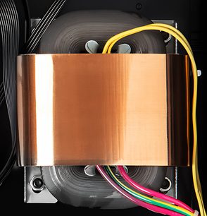 Síťový audio přehrávač Zappiti Pro 4K HDR, pohled do vnitřku, měděné pouzdro, vícebarevné kabely, elektronické součástky