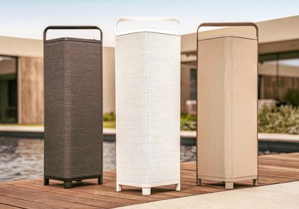 Tre rektangulære udendørslamper med håndtag, tekstilbeklædning i grå, hvid og beige, nær en pool