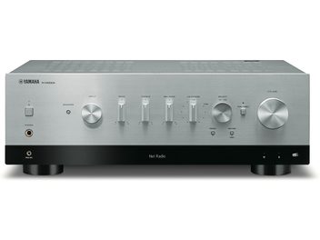 Yamaha R-N1000A ezüst színű sztereó hi-fi erősítő, elől nézet, ezüst színű frontpannel, gombokkal és csatlakozókkal, középen digitális kijelzővel