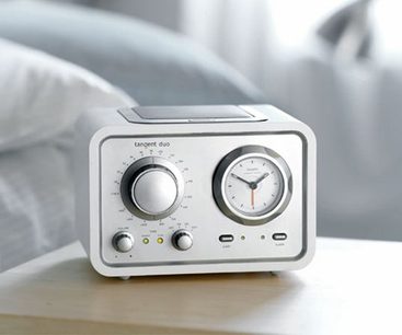 Tangent Duo radio i lys grå og hvid, set forfra, med to drejeknopper, en LCD-skærm og en fronthøjttaler