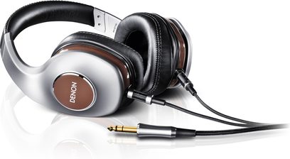Åbent hi-fi hovedsæt Denon AH-D7100 i sølv og brun, set fra venstre profil, med sort kabel og forgyldt jackstik