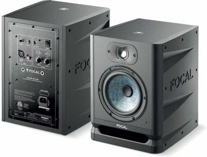 Aktiv monitorhøjttaler ALPHA 65 EVO, for- og bagside, sort kabinet, grå højttaler, synlige tilslutninger og indstillinger
