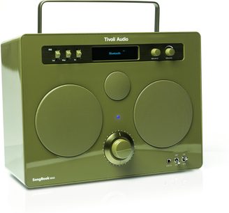 Cassa Bluetooth Tivoli SongBook Max verde, plastica lucida e griglie in metallo, vista 3/4 anteriore, pulsante centrale, maniglia