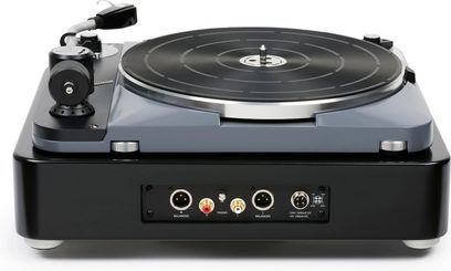 Thorens TD 124 DD siyah plak çalar, ön görünüm, siyah yuvarlak plak tablası, okuma kolu, ön paneldeki düğmeler ve bağlantılar