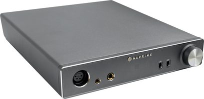 Nuprime AMG HPA hovedtelefon-forstærker i grå metallic, forside med hovedtelefonstik og justeringer, set fra en trekvart forside-vinkel