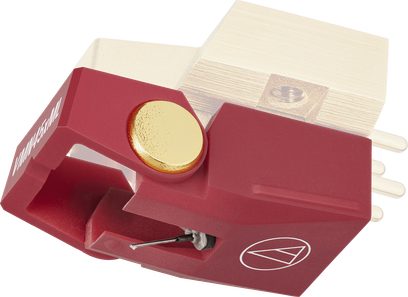Náhradný diamant Audio Technica AT-VMN45xML z tmavočerveného plastu, so zlatým kruhovým tlačidlom na boku, s viditeľnou kovovou tyčinkou hrotu vpredu, bielym logom a štyrmi slonovinovými kolíkmi vzadu, pohľad z predného trojštvrťového uhla