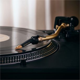 Ortofon Concorde MKII Elite sort og gylden cellule på pladespiller, tæt profil på sort filttæppe