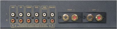 Blizgaus juodo lako Atoll Electronique IN30 stereo hi-fi stiprintuvo priekis su RCA, jack lizdais ir auksiniais rankenėlėmis ant matinio juodo fono