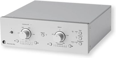 Phono predzosilňovač Pro-Ject Phono Box RS2 strieborný, obdĺžniková skrinka s dvoma veľkými gombíkmi v trojštvrťovom pohľade