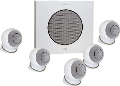 Cabasse Eole 4 hvidt 5.1-sæt bestående af 5 hvide sfæriske højttalere og en rund hvid subwoofer med sort gitter, set forfra