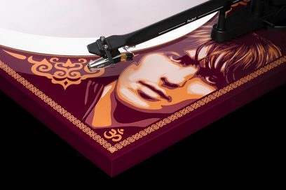 Hi-fi pladespiller Pro-Ject Essential III George Harrison med sort tonearm, Ortofon pickup, hvid pladetallerken og farverig illustration