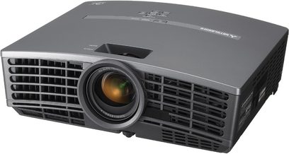 Mitsubishi XD490U mørkegrå videoprojektor, set forfra i let nedadgående vinkel, ventilationsgitter, centreret linse