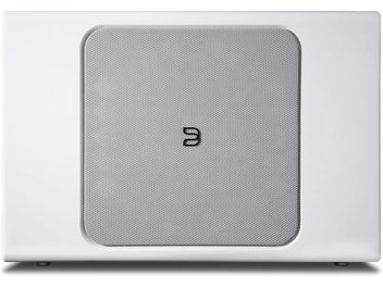 Subwoofer Bluesound PULSE SUB+ bianco opaco, vista frontale, forma rettangolare arrotondata, griglia metallica forata che copre la parte anteriore, logo "B" al centro