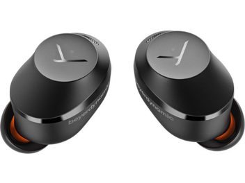 Sluchátka Beyerdynamic Amiron 300 černá, detailní pohled na 2 oválná černá sluchátka s oranžovými koncovkami a stříbrným logem