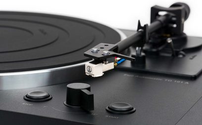 Giradischi hi-fi Thorens TD 101 A nero opaco, vista ravvicinata a 3/4 anteriore destra, braccio di lettura con testina montata
