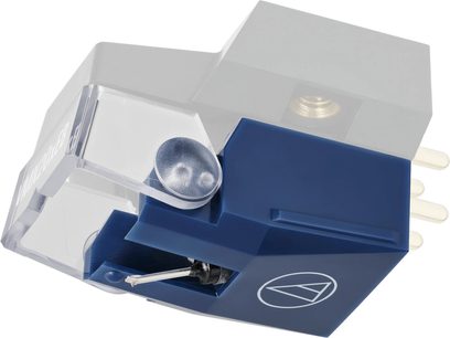Tamsiai mėlynas ir permatomas Audio Technica AT-VMN20xEB vinilo plokštelių deimantas su baltu logotipu ant plastikinio korpuso, matomas metalinis kantileveris, trijų ketvirčių dešinės priekinis vaizdas