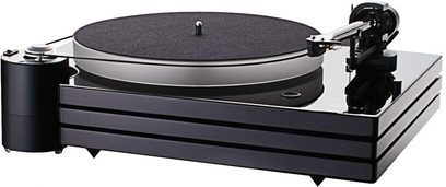 Music Hall MMF 9.1 sort pladespiller, set fra en trekvart forside vinkel, med tonarmen og den matte, sorte runde pladespiller