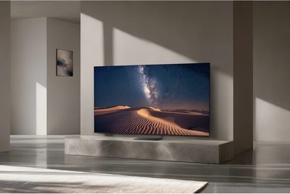 Televisore Samsung TMR65R95H grande schermo piatto nero su mobile basso, vista frontale in un soggiorno minimalista