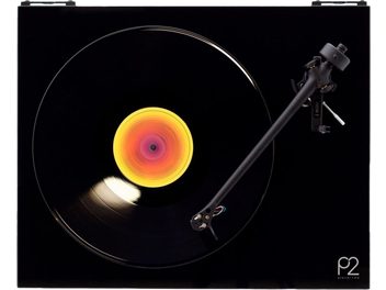 Πικάπ hi-fi Rega Planar 2 + Nd3 μαύρο γυαλιστερό, άποψη από πάνω, μαύρος δίσκος βινυλίου με έγχρωμη κεντρική ετικέτα, βραχίονας ανάγνωσης στα δεξιά