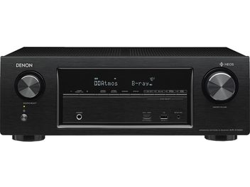 Černý domácí kino receiver Denon AVR-X1400H, pohled zepředu, modrý LED displej s nápisem "Dolby Atmos B-ray 49°", tlačítka a konektory na čelním panelu