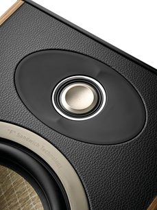 Diffusore da pavimento Focal Aria Evo X N°4 in noce, vista ravvicinata frontale dell'altoparlante medio-basso nero e del tweeter argentato
