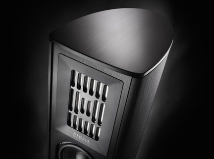 Hi-fi gulvhøjttaler fra Piega i sort børstet aluminium, close-up af den afrundede top og det lodrette spalte-diskantmodul