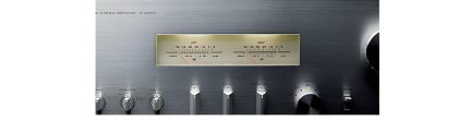 Børstet metalpanel med to rækker drejeknopper og to indgraverede engelske etiketter oven over