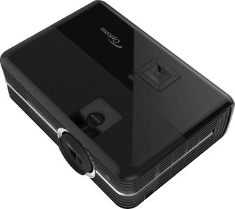 Optoma UHD370X sort videoprojektor, set oppefra i perspektiv, forside med linse og gitter, topside med logo