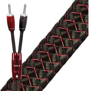 Câble audio tressé noir et rouge Audioquest Type 9 avec connecteurs métalliques et deux enceintes rouges et noires