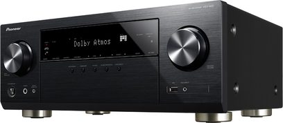 Czarny amplituner kina domowego Pioneer VSX-932, przedni panel z wyświetlaczem LCD pokazującym "Dolby Atmos", przyciski i pokrętła sterujące