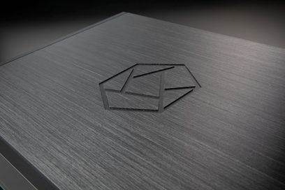 Convertor audio DAC Rose RD160 negru, vedere de sus, suprafață texturată, logo geometric central, unghi ușor înclinat