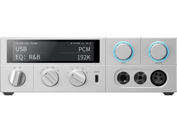 Preamplificator pentru căști hi-fi FiiO K17 din aluminiu argintiu periat, vedere frontală, fațadă dreptunghiulară cu ecran negru în stânga, trei selectoare rotative în partea inferioară, două butoane mari înconjurate de LED-uri albastre în dreapta, port USB-C și trio de prize pentru căști într-o decupare