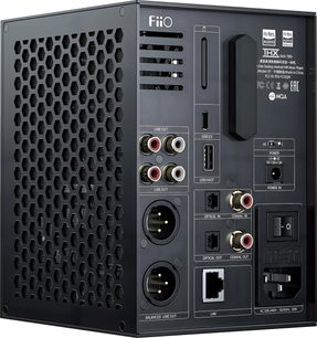 Металевий мережевий аудіоплеєр FiiO R7 чорного кольору, вид ззаду з легкої перспективи, що демонструє велику бічну гексагональну решітку та панель з багатим набором роз'ємів: RCA, XLR, USB, оптичних, коаксіальних та LAN.