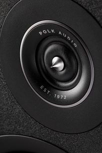 Nærbillede forfra af den sorte Polk Audio R100 højttaler, der viser diskanten og indskriften "EST. 1972"