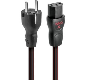 Audioquest NRG-X3 3 m strømkabel med sort plastikbeklædning og tynde røde striber, Schuko-hanstik og IEC C13-hunstik i sort tekstureret plast, tæt på-fra forsiden