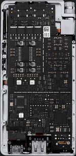 Nærbillede forfra af det komplekse elektroniske printkredsløb i OPPO HA-2 SE EU hovedtelefonforstærkeren