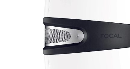 Nahaufnahme eines weißen Lautsprechers mit silbernem Metallgitter, schwarzem Streifen mit Focal-Logo, sichtbarer silberner Schraube