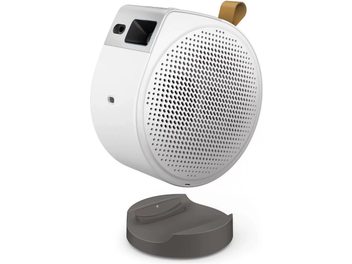Benq GV50 sylinderformet projektor med skrå design, perforert sirkulær overflate, rektangulær linse, beige stropp og avtakbar grå sokkel