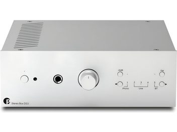 Стерео интегриран усилвател Pro-Ject Stereo Box DS3 сребрист, изглед отпред, с голям централен бутон и изход за слушалки
