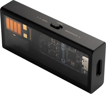 HiFi-kuuloke-esivahvistin M15i, musta suorakaiteen muotoinen kotelo, yläpinta varustettu gain-kytkimellä, liittimet näkyvissä läpinäkyvän pinnan alla