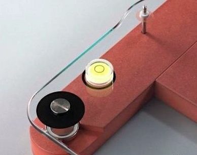 Vibrationsdämpfer Relaxa Tablet 622 aus rotem Holz mit gelber Wasserwaage und verchromtem Metallfuß, Seitenansicht