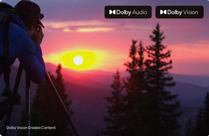 Videoproiettore XGIMI Horizon S Max, vista laterale, uomo con treppiede, tramonto, cielo rosa, alberi scuri, loghi Dolby