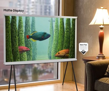 Samsung The Serif QE65LS01BB 2022 fladskærms-TV, der viser farverige tropiske fisk i et undersøisk plantedekoreret miljø