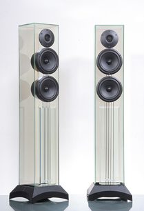 To højttalersøjler fra Waterfall Audio Victoria Evo, med transparent glaskabinet, sorte diskanthøjtalere på linje og sort ottekantet fod